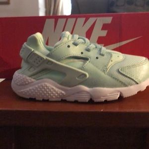Girls 9C Huarache Run SE-NWT